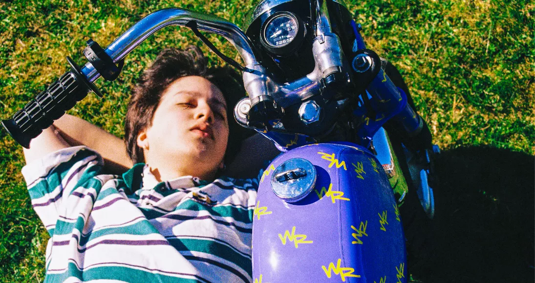 Skulle have spillet på Roskilde: Boy Pablo charmerer i humoristisk musikvideo