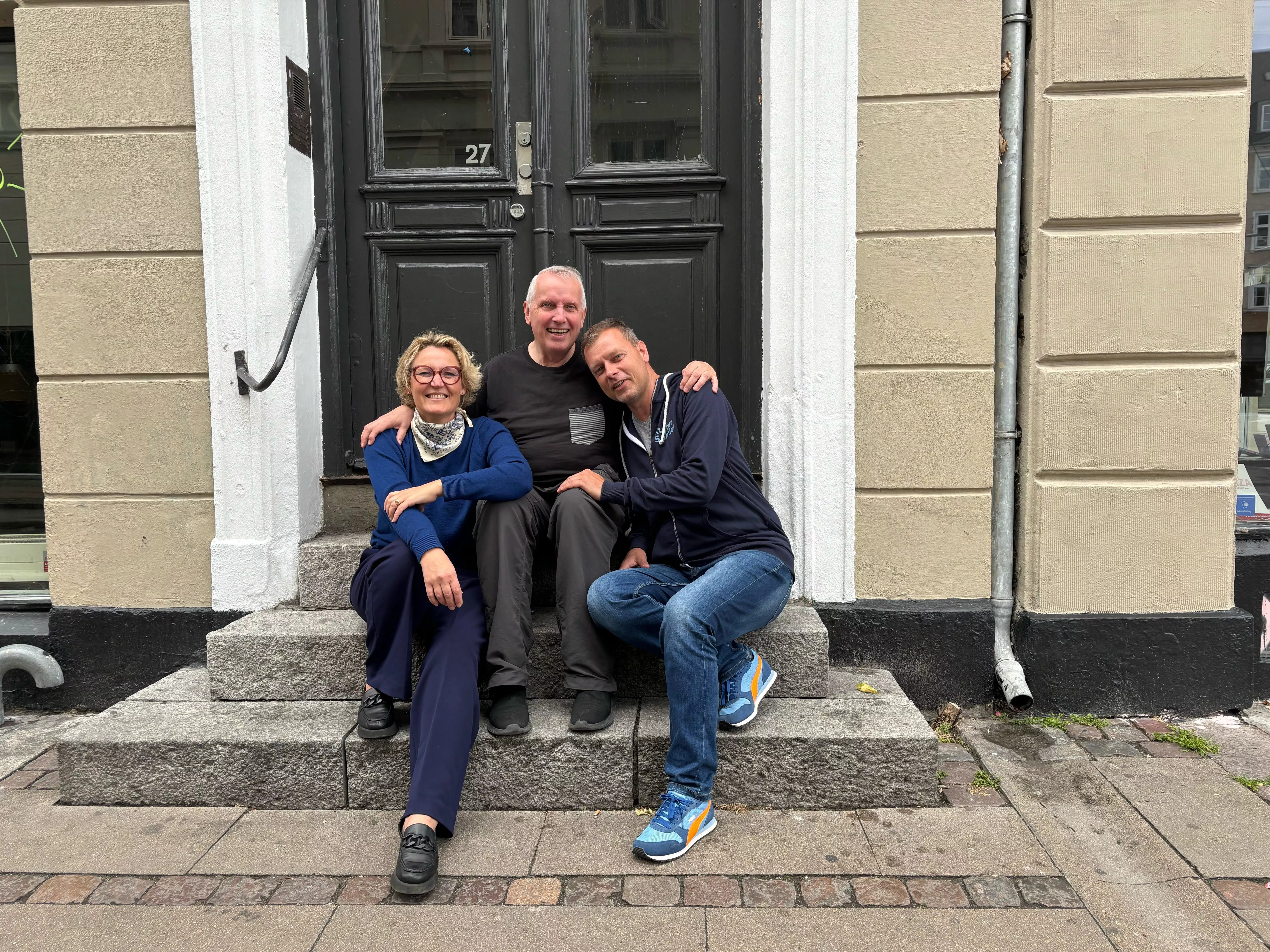 Foto af holdet bag bogen: forfatter og journalist Cathrine Errboe, forlægger Jesper Fredslund Andersen, skuespiller og musiker Bent Jacobsen. 