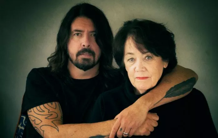 SE TRAILER: Ny tv-serie med Dave Grohl og hans mor