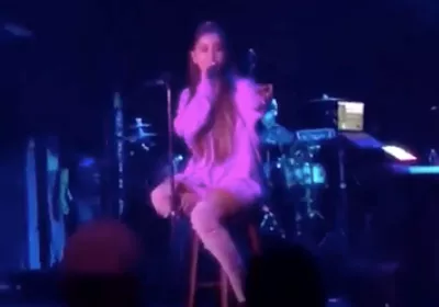 VIDEO: Tilskuer afbryder Ariana Grande - verdenstjernen lystrer 