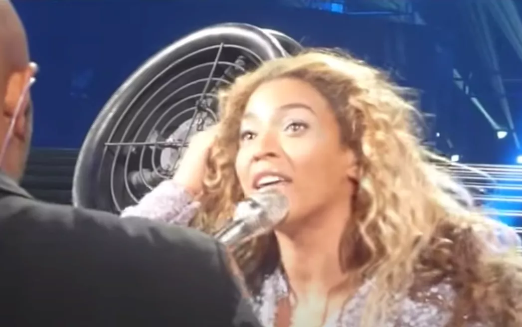 BAKSPEJLET: Da Beyoncé sad fast i ventilator, men fortsatte showet