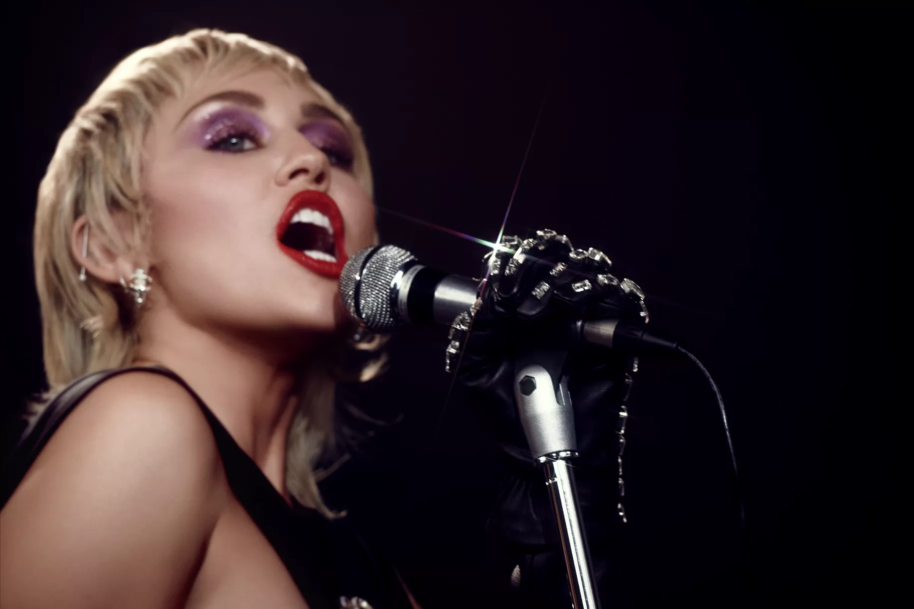 Miley Cyrus offentliggør nyt album: "Mit hjem brændte ned"