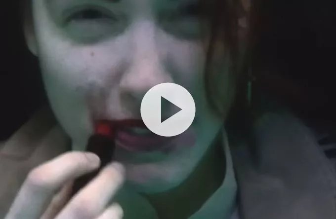 Emma Acs træder vande i ny musikvideo