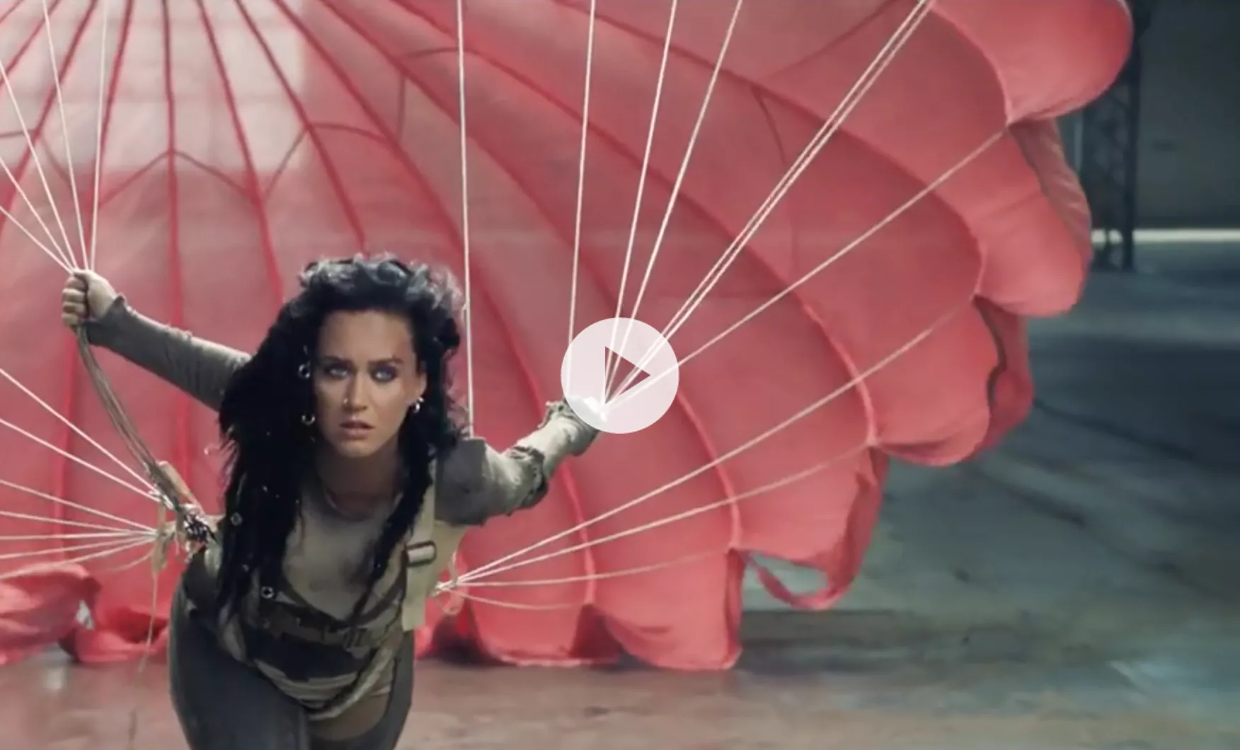 Se Katy Perry overvinde svagheder og lette fra jorden i ny musikvideo