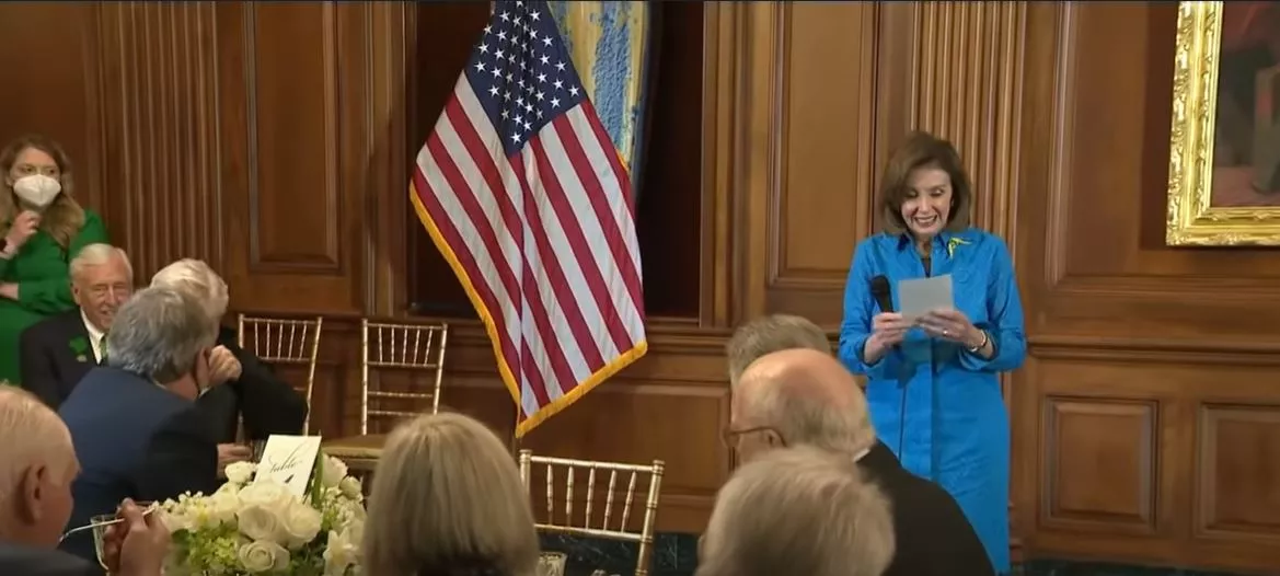 Nancy Pelosi läser upp Bono-dikt om Ukrainakriget