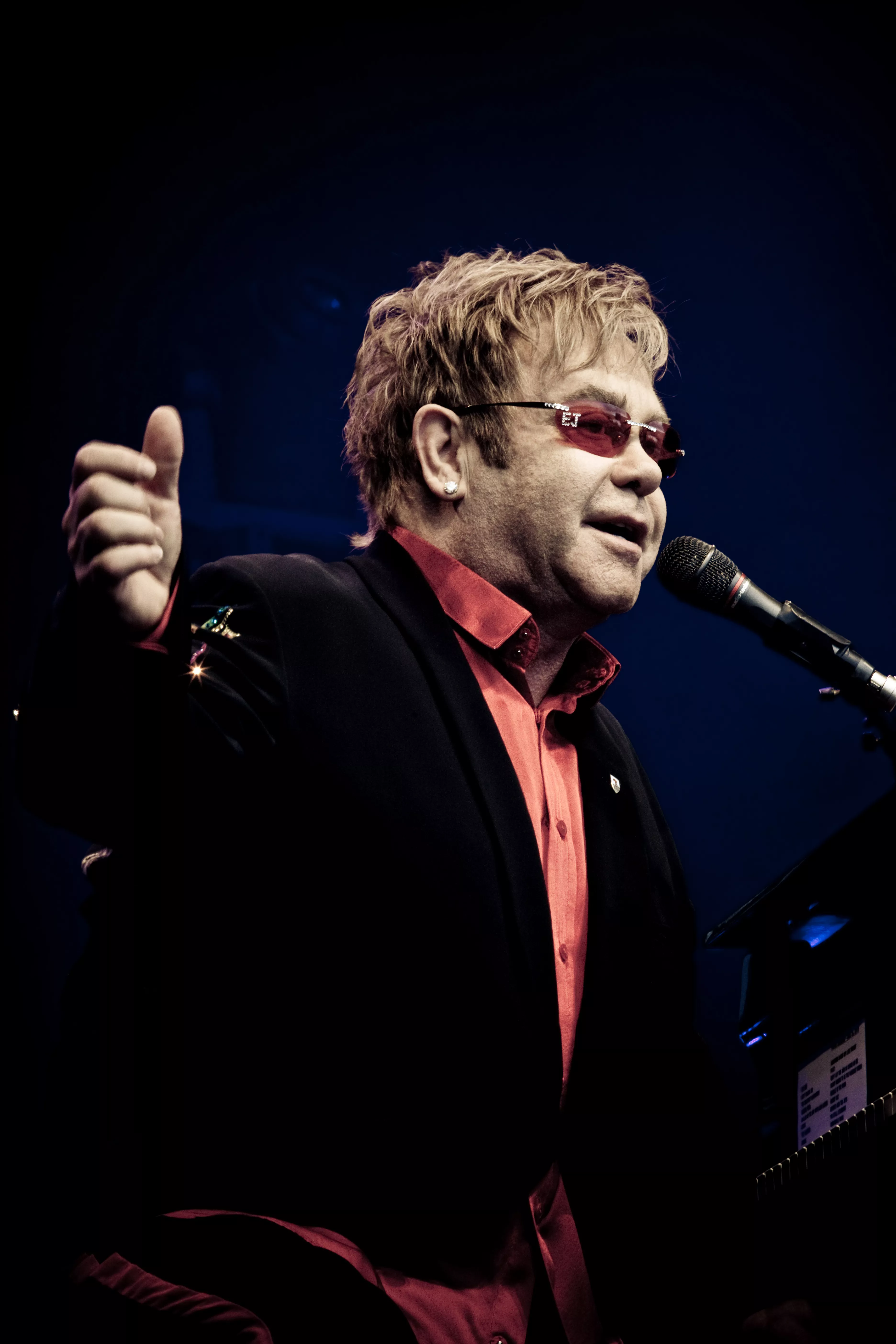 Elton John udgiver AIDS-bog