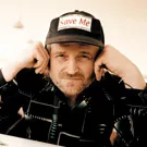 Lars H.U.G. udstiller sin kunst