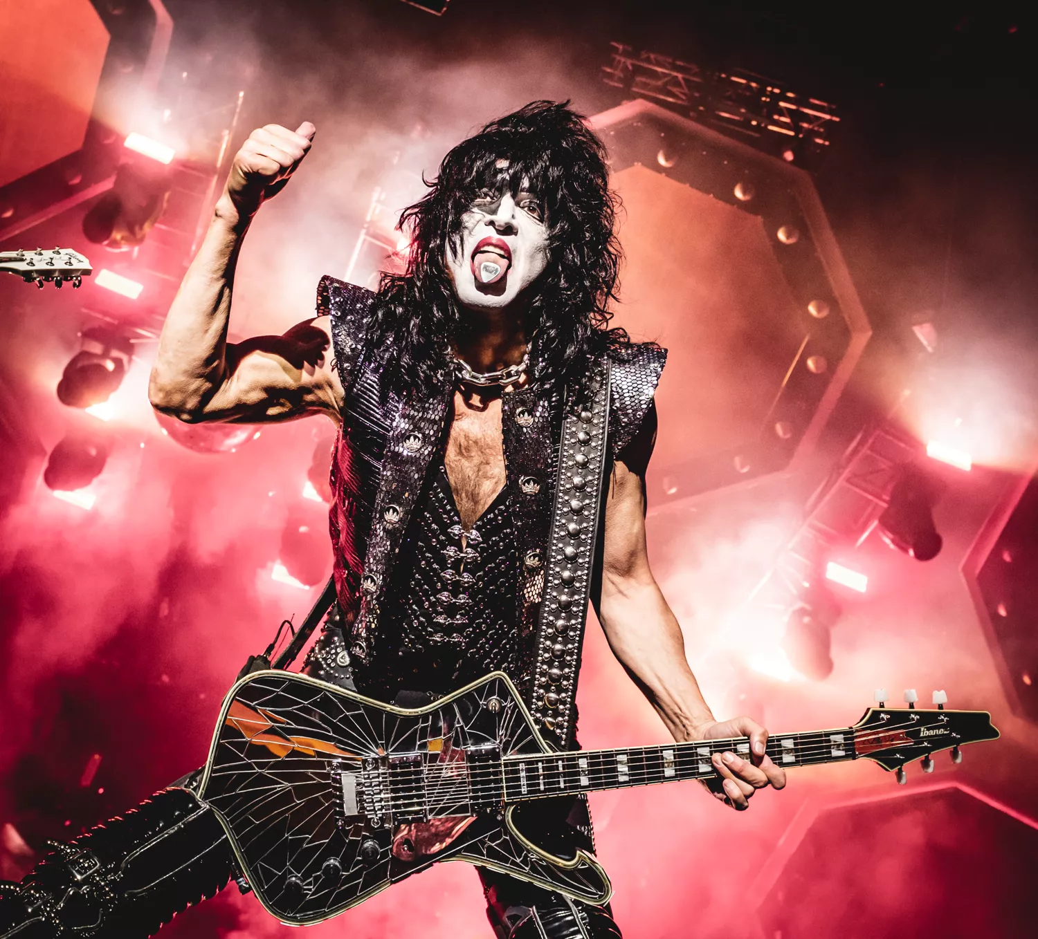 Frontmand i Kiss opfordrer til brug af mundbind