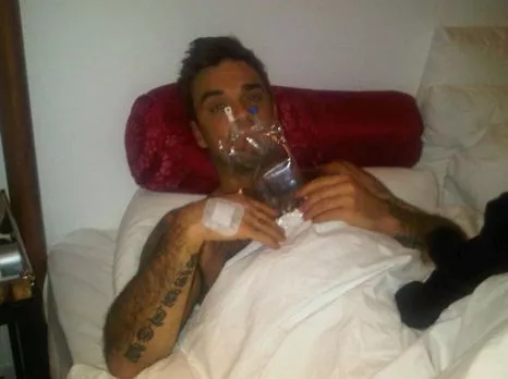 Robbie Williams uploader billede fra sygesengen
