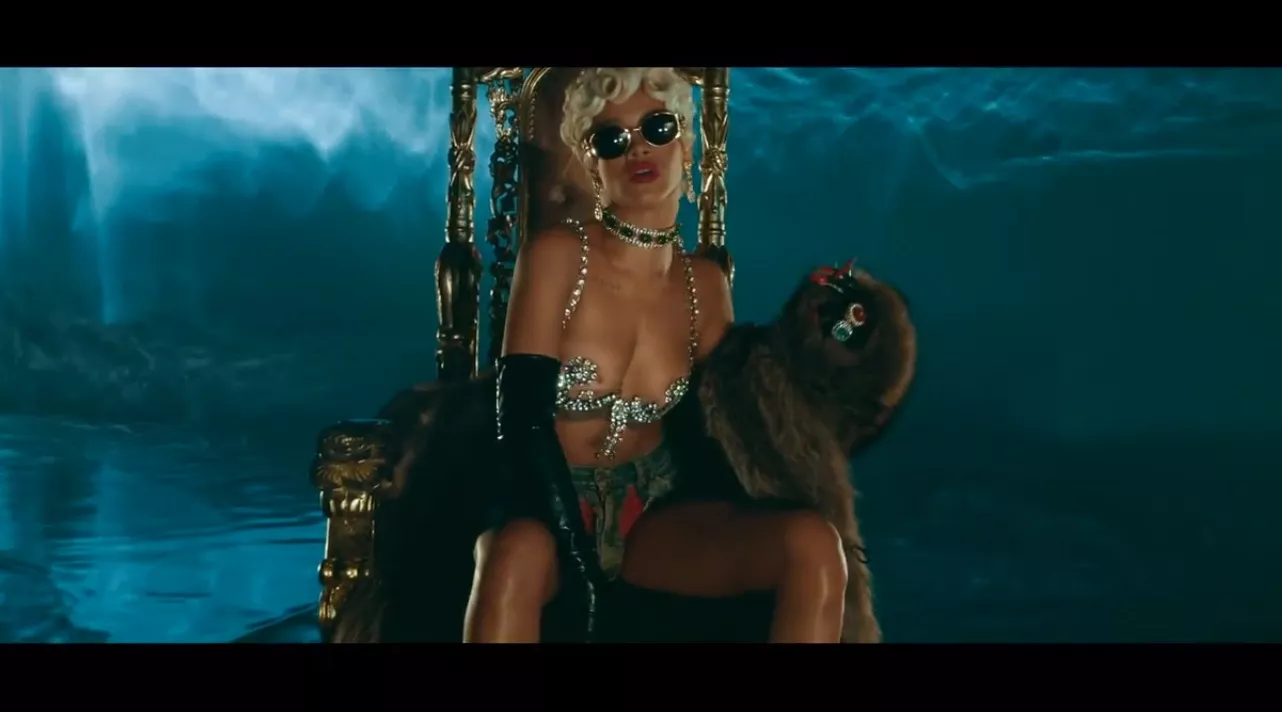 Se Rihanna som twerkende stripper i ny video