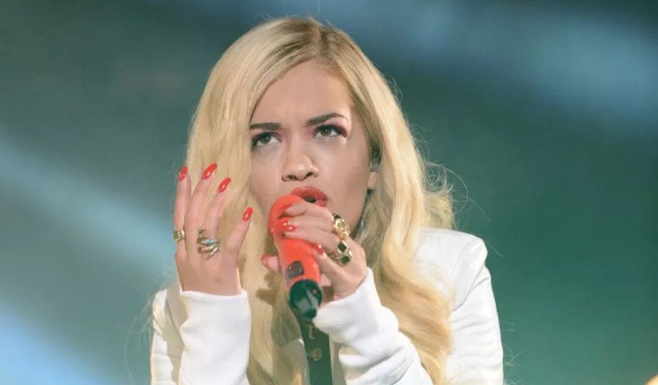 Rita Ora og John Legend beskyldt for "lip-syncing"