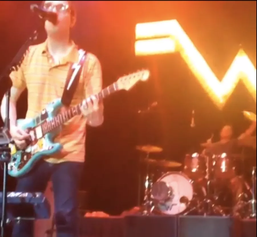 Weezer-trummis briljerar – med frisbee