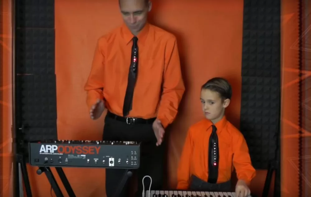 Se Kraftwerk tolkas av far och son