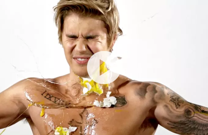 Se Justin Bieber blive ramt af æg