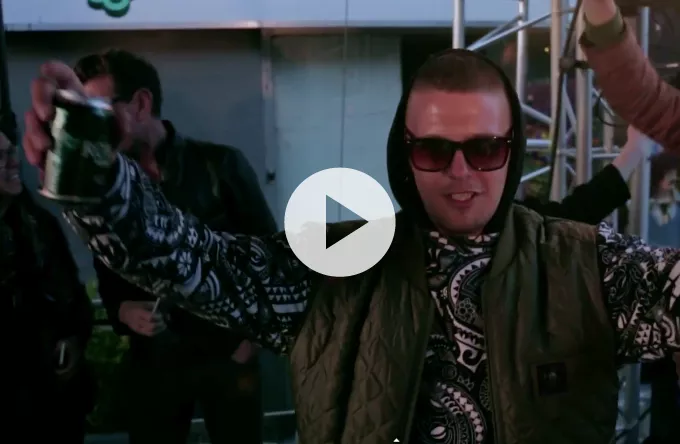 Rapperen Simon Louis hylder Distortion i ny musikvideo