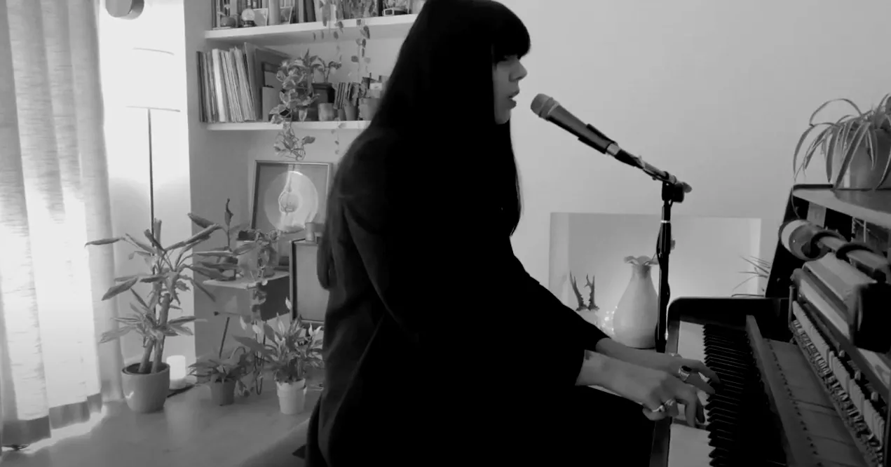 VIDEO: Koncertaktuelle A.A. Williams giver smuk klaver-version af Cure-klassiker