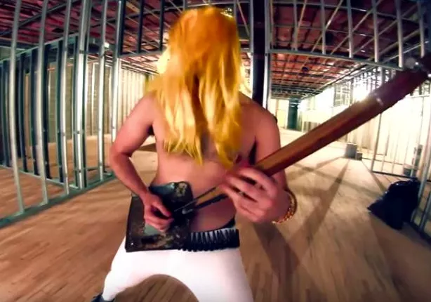 Musikvideo: Rob Scallon tackler Megadeth-klassiker med én streng - på en spade