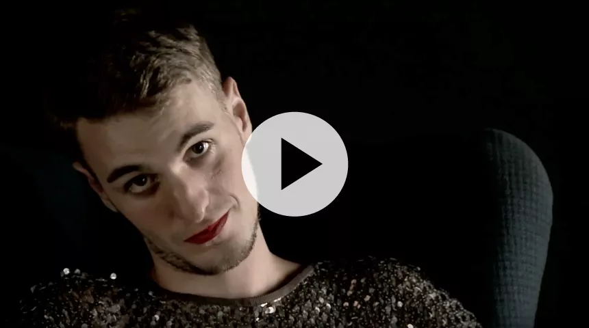 Ny video fra danske Royal Feet Factory: Der findes en million mellemting mellem machomand og transvestit