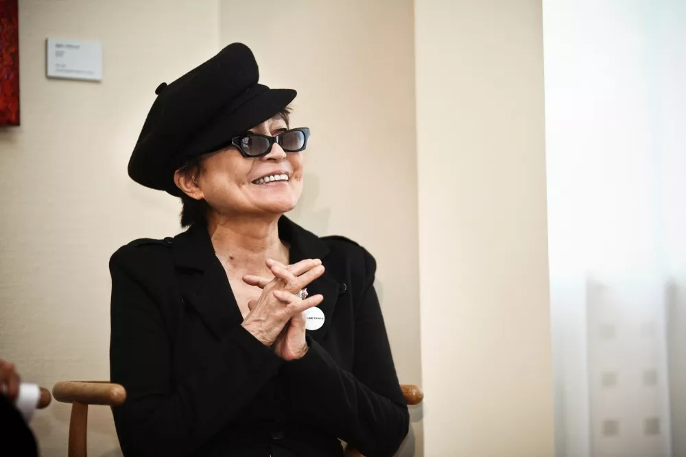 Yoko Ono fyller åtti