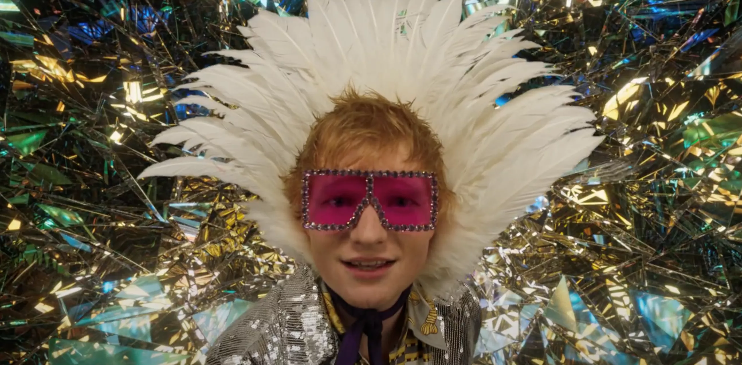 Ed Sheeran klæder sig ud som Elton John i ny video