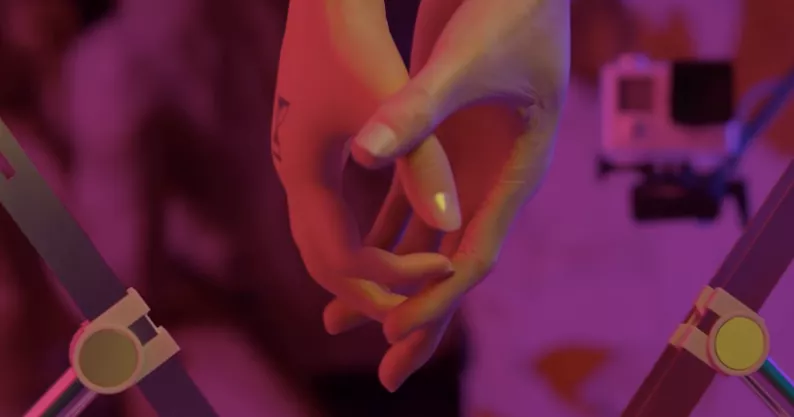 VIDEO: Protesehænder fletter fingre til lyden af Soleima