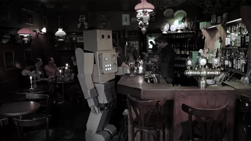 Se pap-robot gå på bar i flot video fra den danske folkrockduo Some Speak of the Future