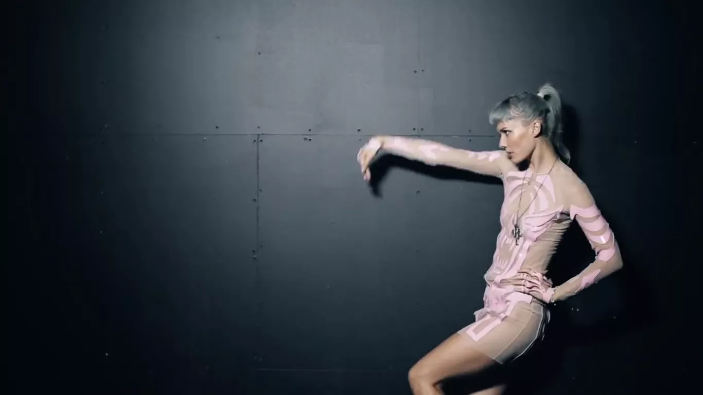 Se Oh Land vise outfits og dansetrin i ny video