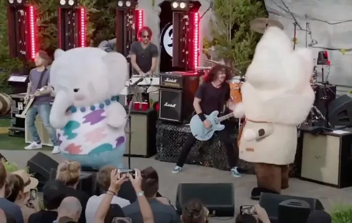 Sjov video: Foo Fighters optræder med vilde maskotter