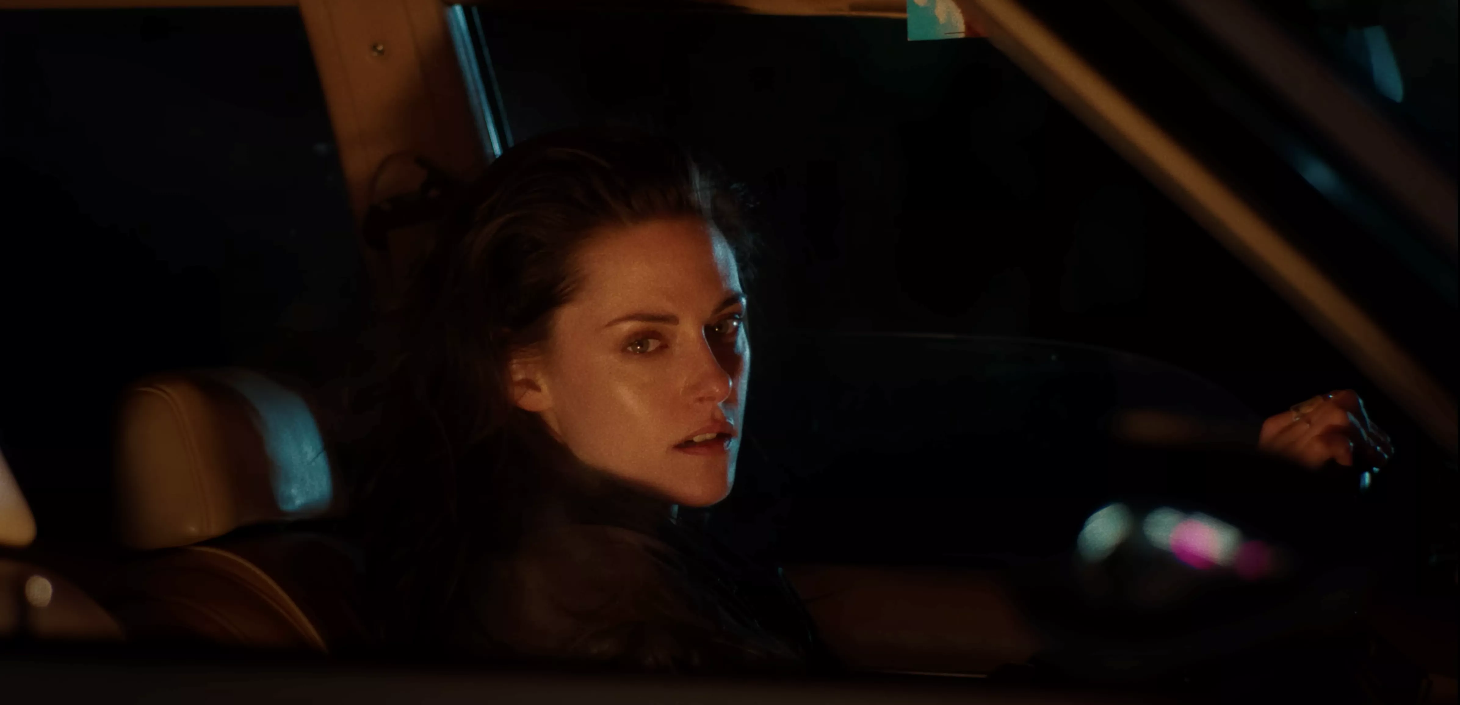 Kristen Stewart i musikkvideoen til den nye sangen "Who Laughs Last".