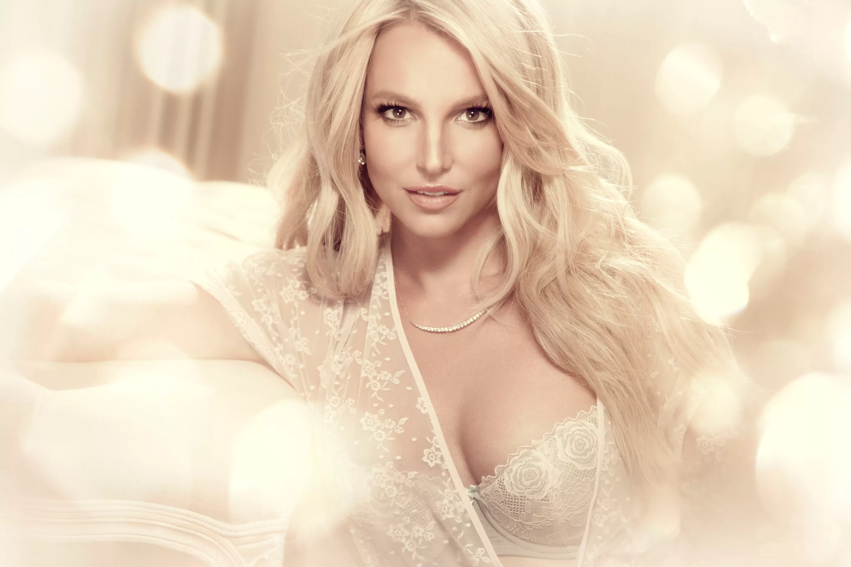 Se Britney Spears vise talenterne frem i dansk lingeri 