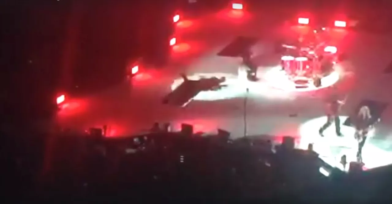 Video: James Hetfield styrter på scenen