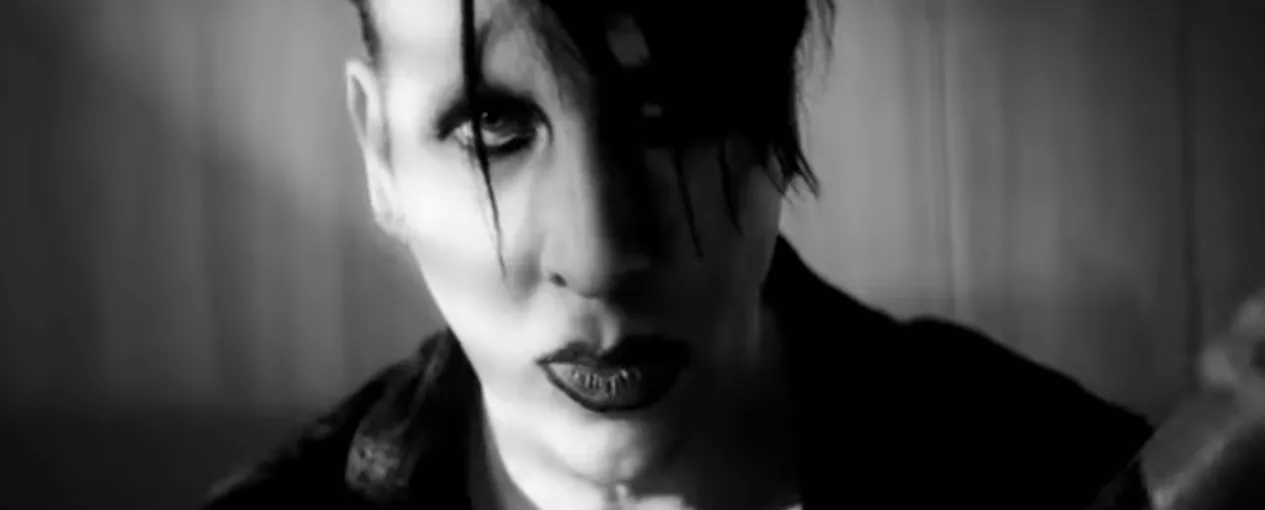 VIDEO: Marilyn Manson leger Slenderman og ligbærer