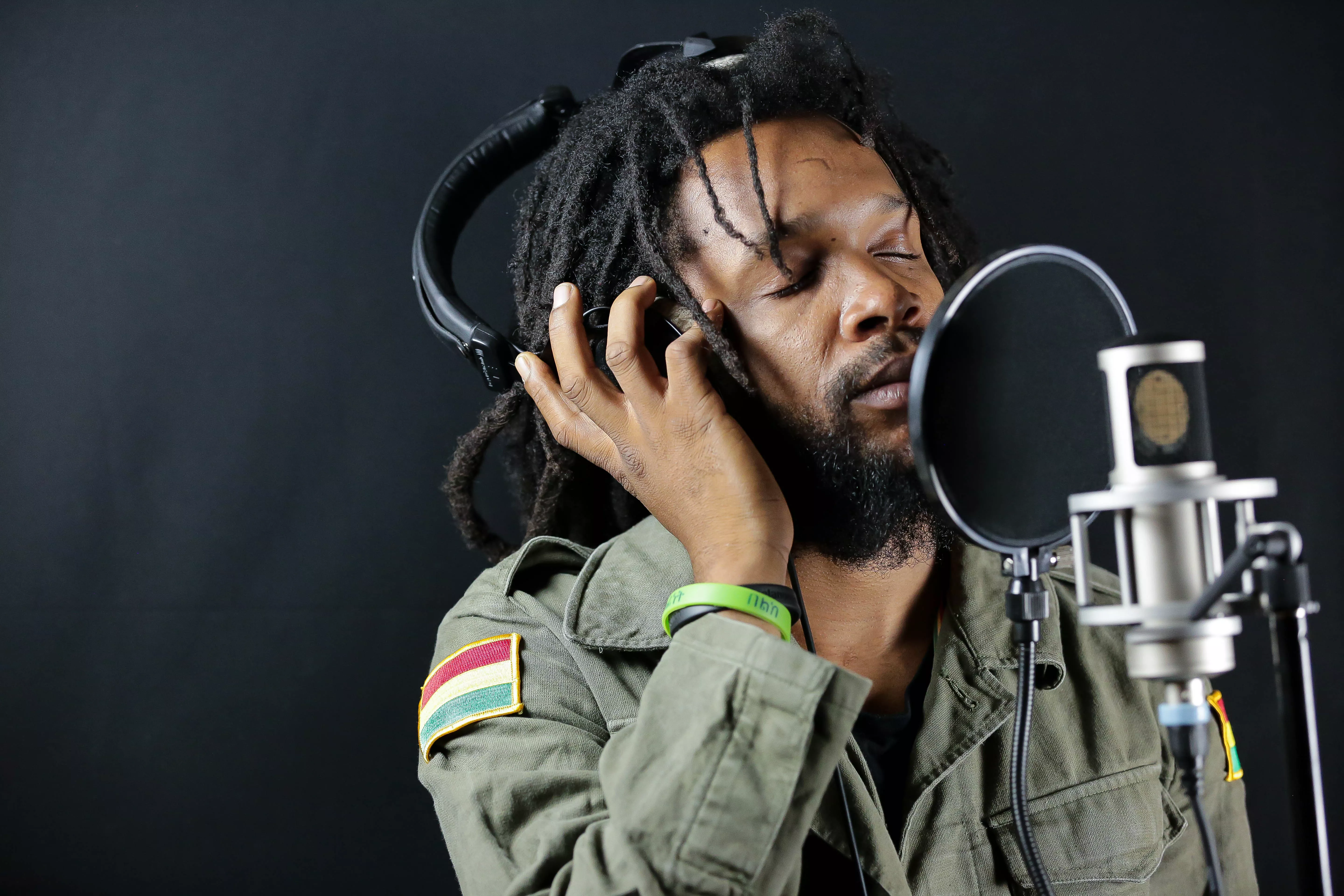 Micah Shemaiah brillerer på opløftende reggaeudgivelse 
