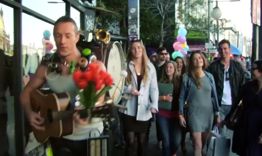 Se Coldplay som gademusikanter i ny (næsten) one-take-video