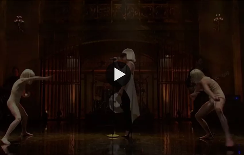 Se Sia og unge dansepiger i Saturday Night Live