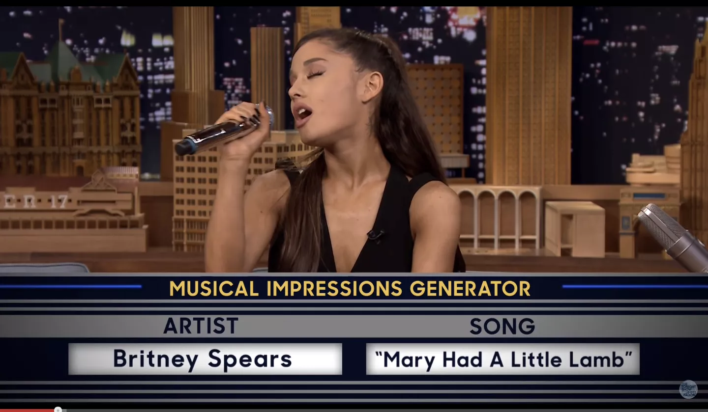 Se Ariana Grande parodiera sina kollegor exemplariskt
