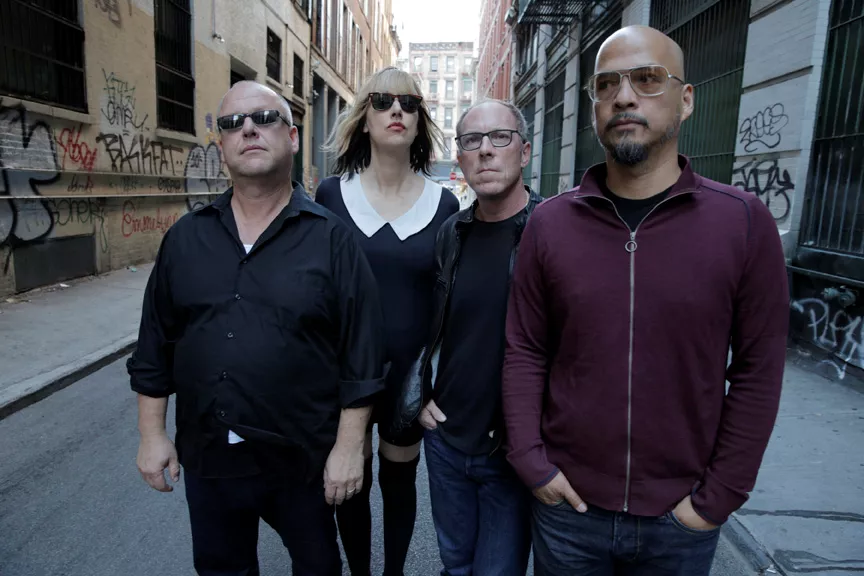 Se Pixies optræde med nye sange