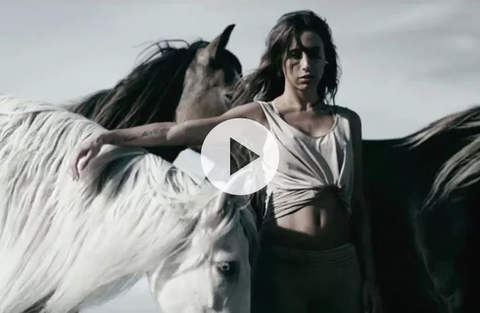 Se Medina til hest i ny musikvideo
