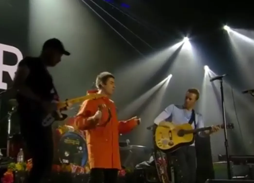 Se Liam Gallagher och Coldplay framföra "Live Forever"