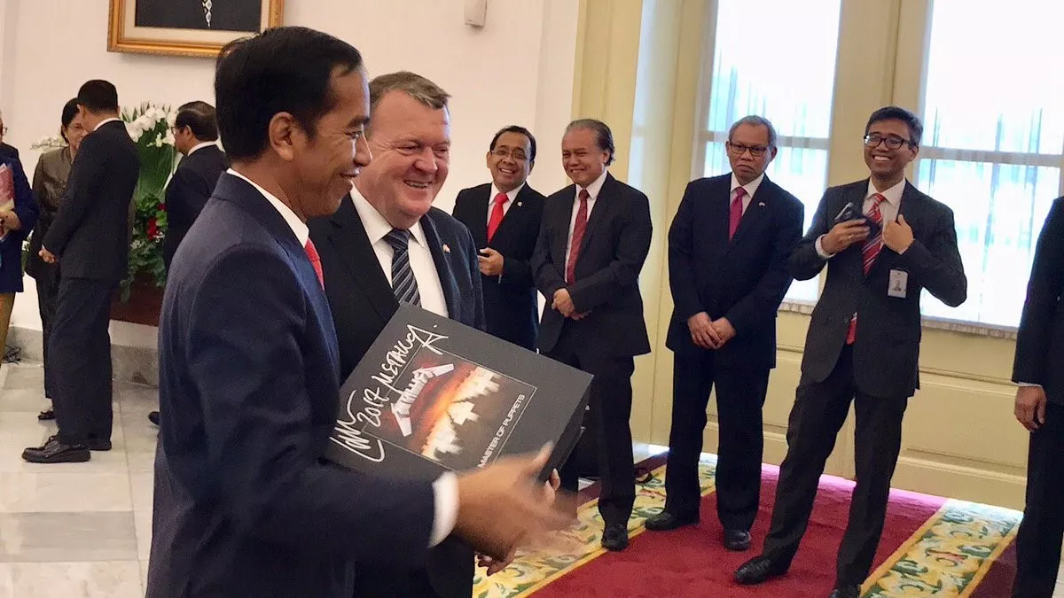 Lars Løkke forærer signeret Metallica-bokssæt til Indonesiens præsident