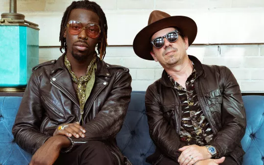 Den Grammy-nominerede pysch-soul-duo Black Pumas giver dansk koncert