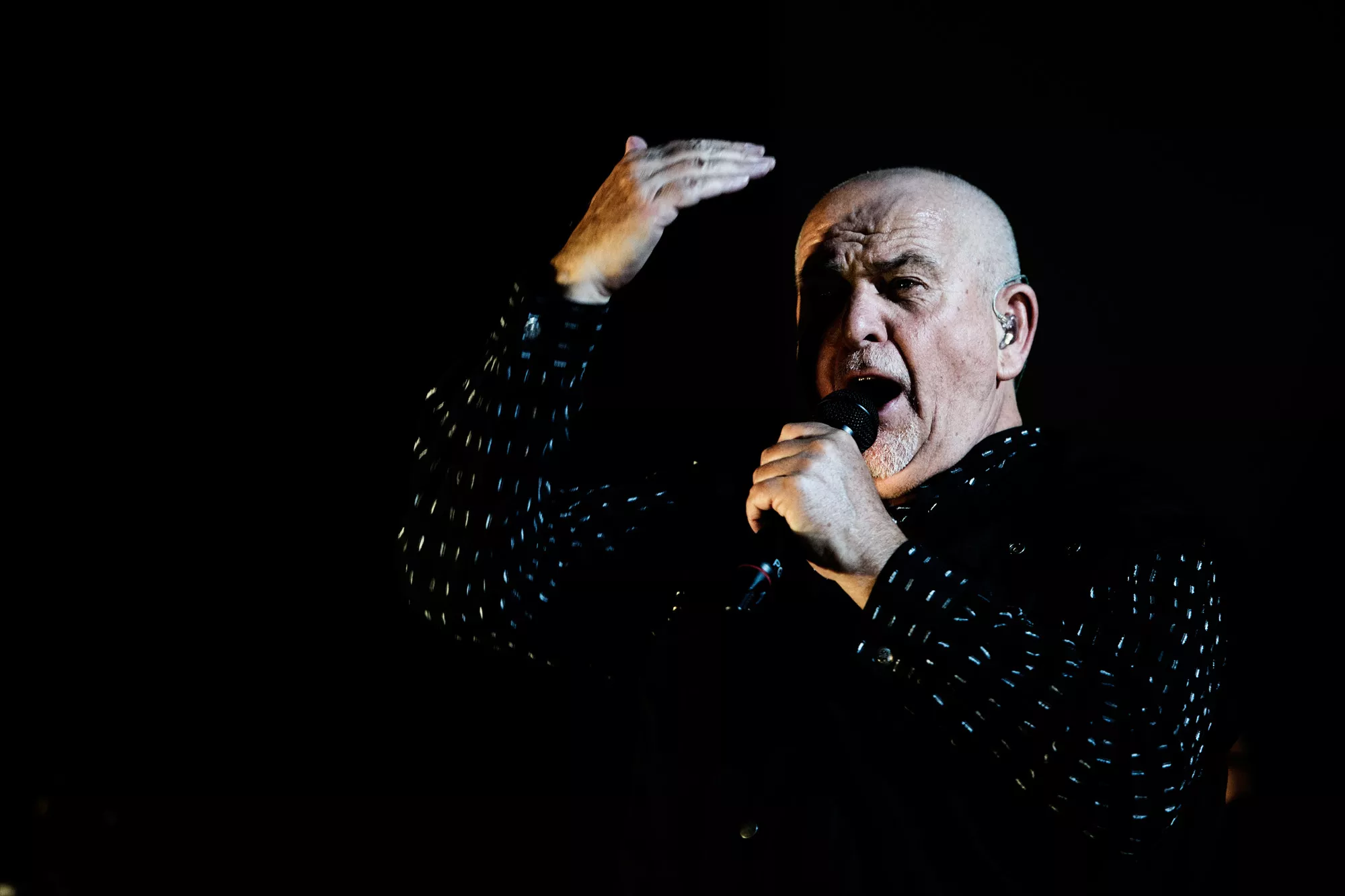 Peter Gabriel framför klassiker i Sverige