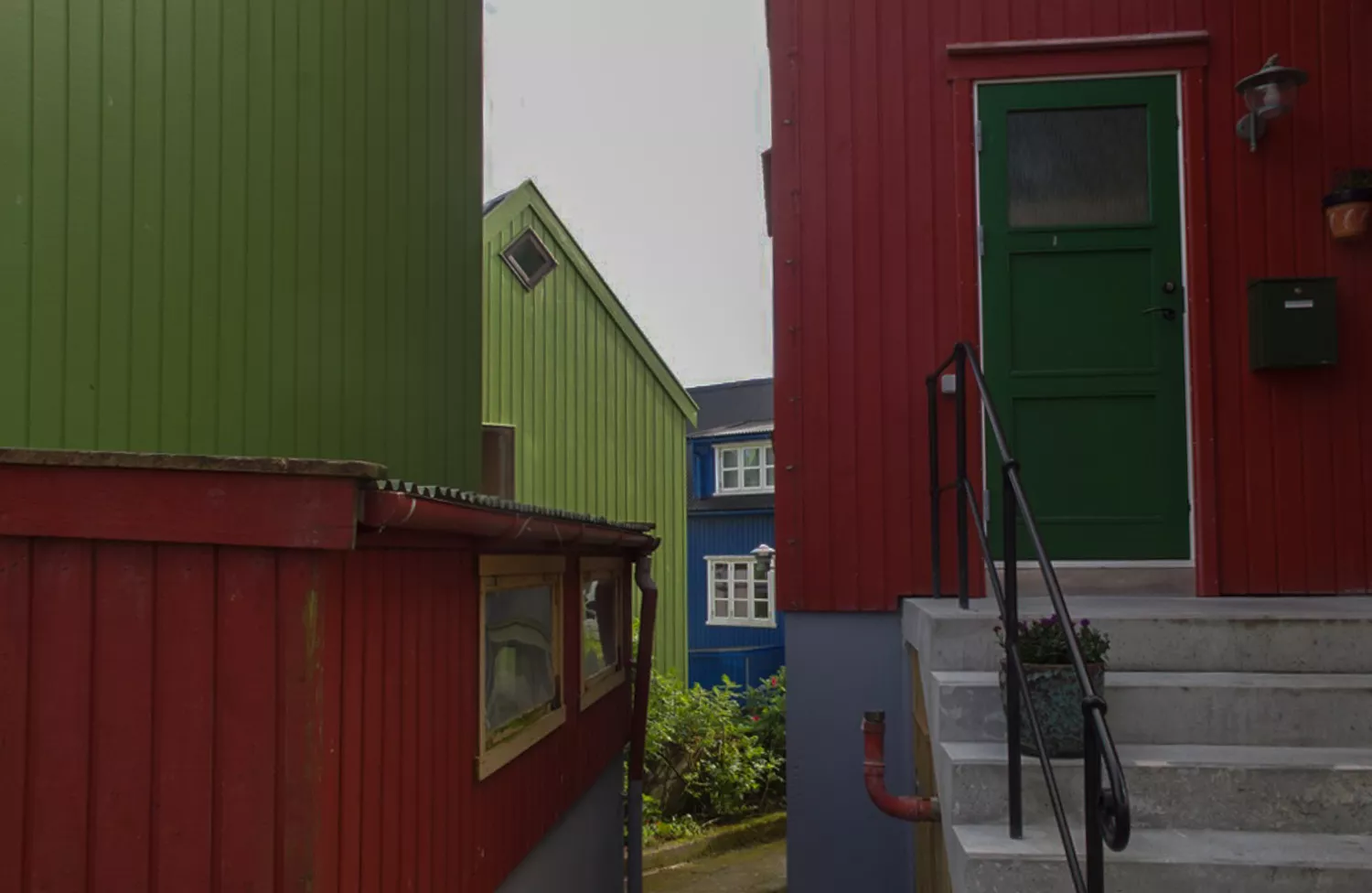 I downtown Tórshavn. Grønne dører er en gjenganger på færøyske hus.