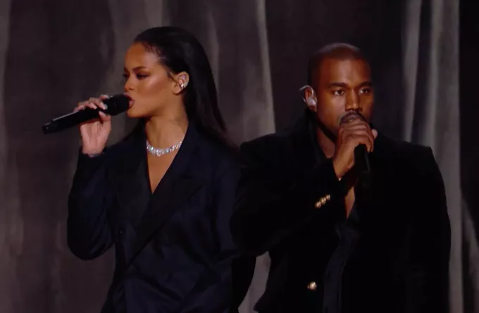 Video: Kanye West giver mikrofonen videre til Rihanna blandt publikum