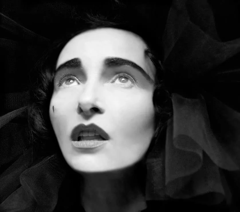 Lyt: Punkikonet Siouxsie Sioux udgiver sang til Mads Mikkelsen-serie
