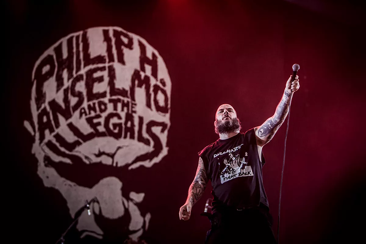 Phil Anselmo tilbyder at kvitte band efter nazi-hilsen