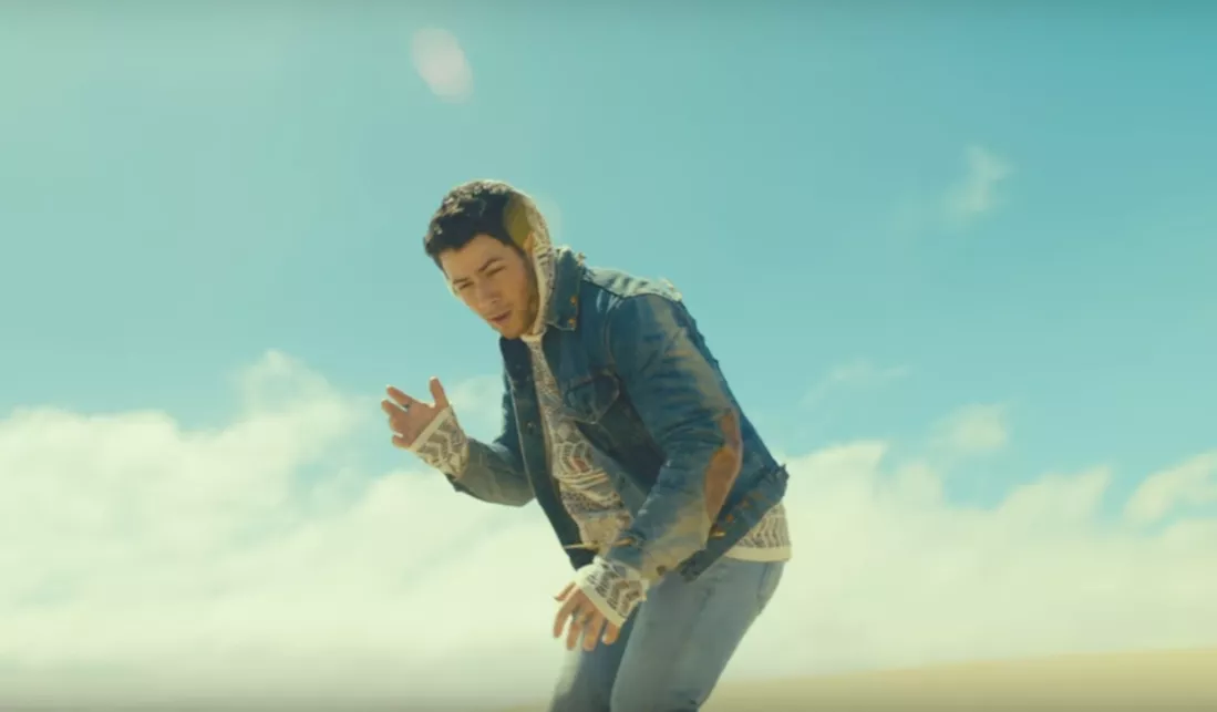 Se Nick Jonas i Burning Man-inspireret drama