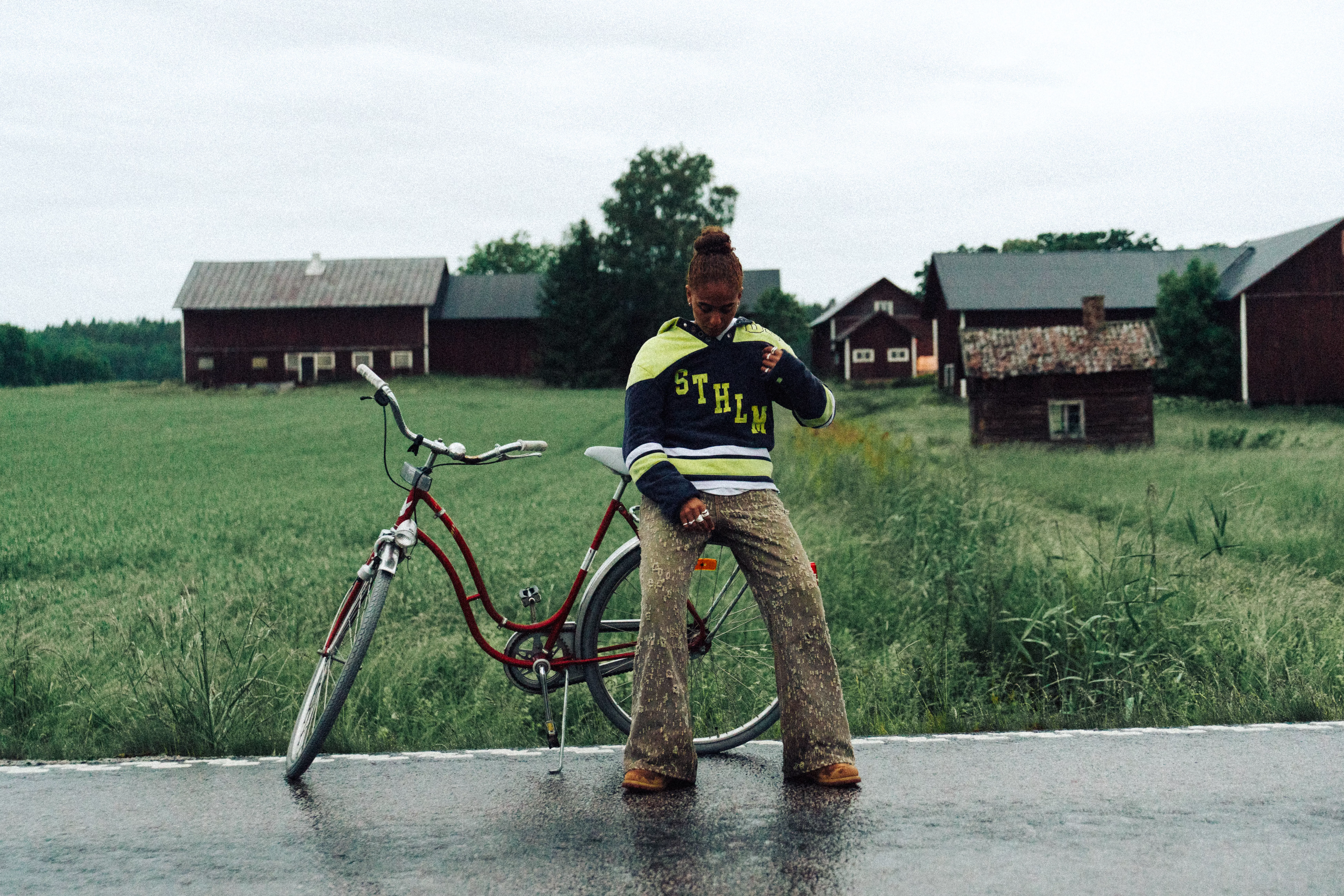 Amani Smith är aktuell med det tredje smakprovet från sin kommande debut-EP "Jag håller hjärtat i min hand".
