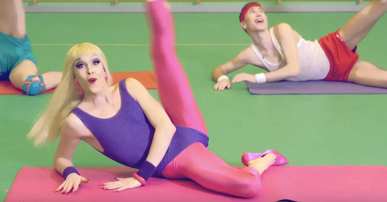 VIDEO: Kom til hård fitness med Rainbow Award-nominerede Betty Bitschslap
