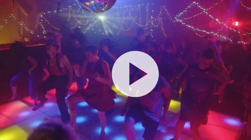 Se Red Hot Chili Peppers nye, skøre musikvideo - inspireret af "Saturday Night Fever"